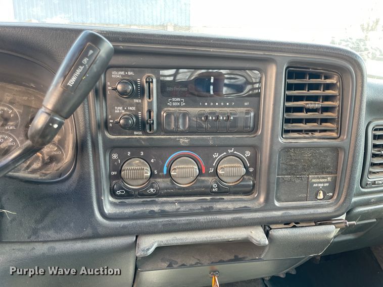 image for item II9273 2001 Chevrolet Silverado 1500  flatbed pickup truck