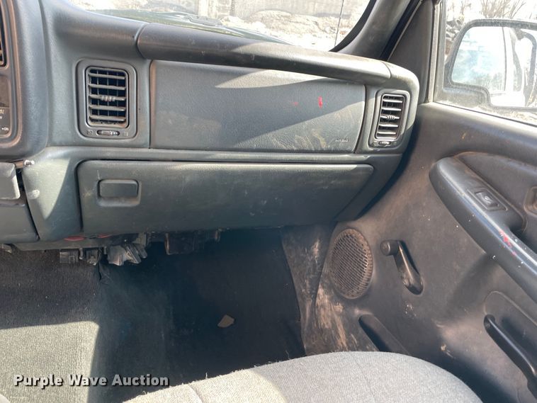 image for item II9273 2001 Chevrolet Silverado 1500  flatbed pickup truck