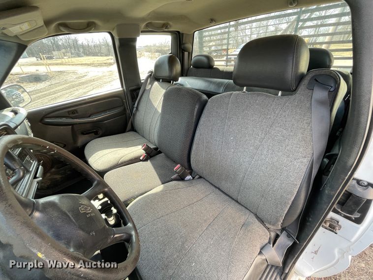 image for item II9273 2001 Chevrolet Silverado 1500  flatbed pickup truck