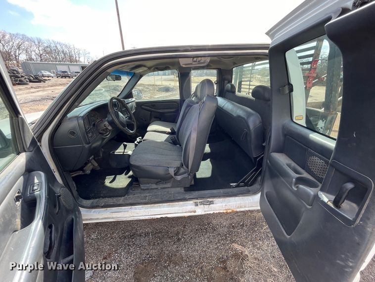 image for item II9273 2001 Chevrolet Silverado 1500  flatbed pickup truck