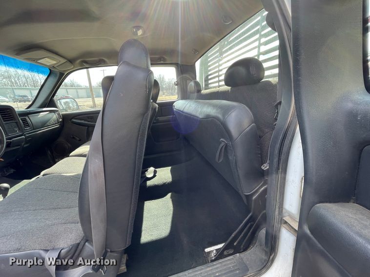 image for item II9273 2001 Chevrolet Silverado 1500  flatbed pickup truck