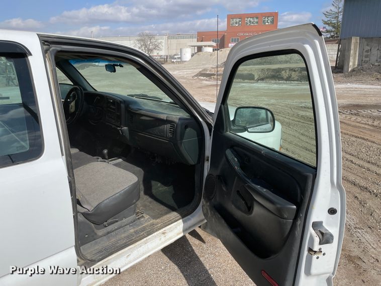 image for item II9273 2001 Chevrolet Silverado 1500  flatbed pickup truck