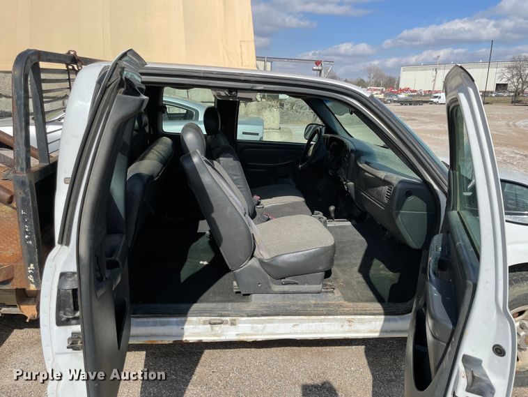 image for item II9273 2001 Chevrolet Silverado 1500  flatbed pickup truck