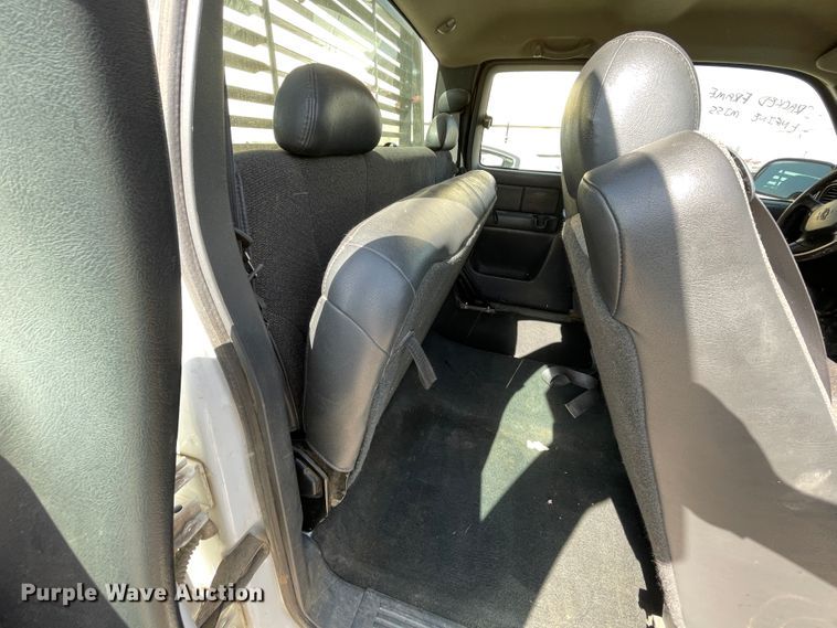 image for item II9273 2001 Chevrolet Silverado 1500  flatbed pickup truck