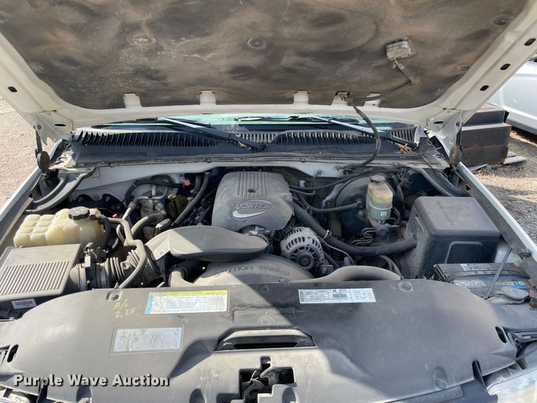 image for item II9273 2001 Chevrolet Silverado 1500  flatbed pickup truck