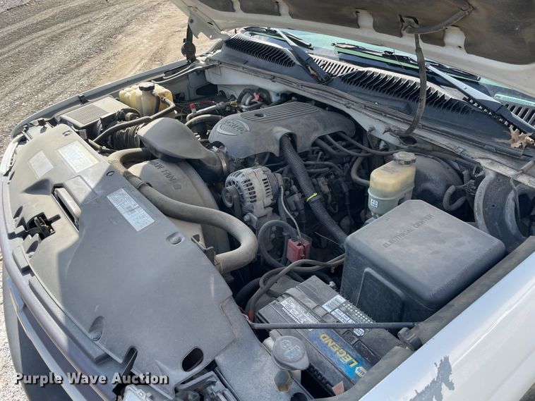 image for item II9273 2001 Chevrolet Silverado 1500  flatbed pickup truck