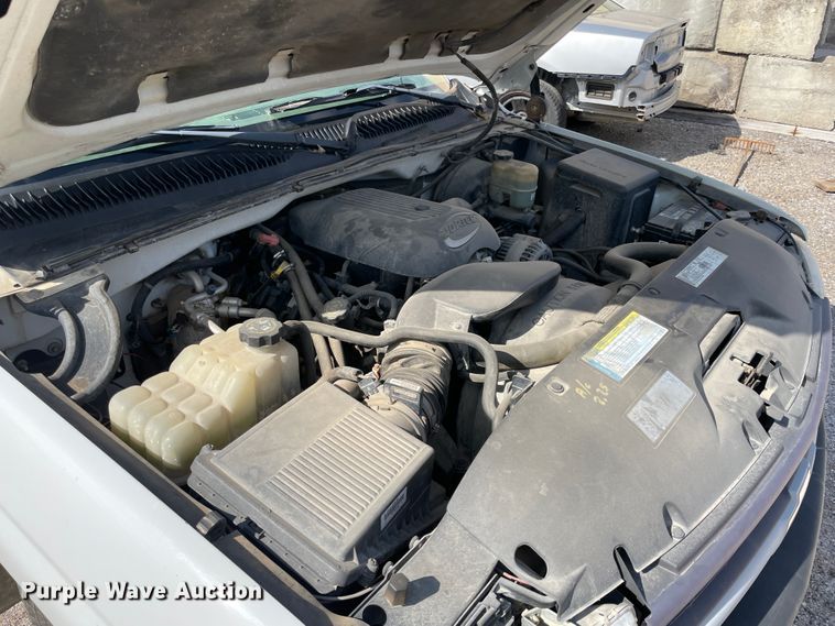 image for item II9273 2001 Chevrolet Silverado 1500  flatbed pickup truck