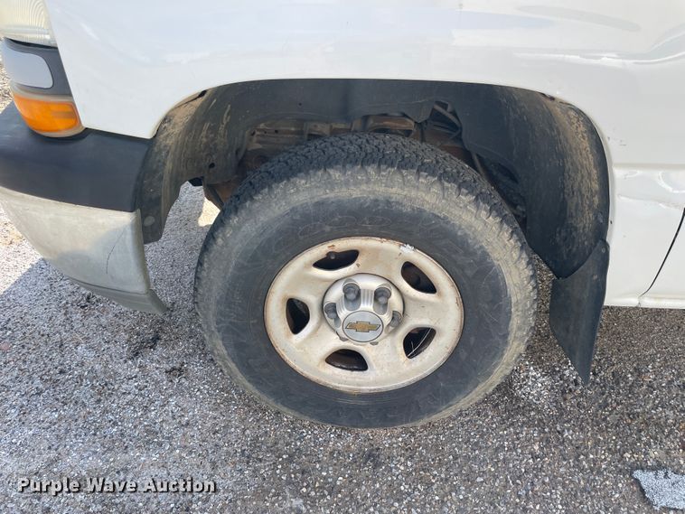 image for item II9273 2001 Chevrolet Silverado 1500  flatbed pickup truck