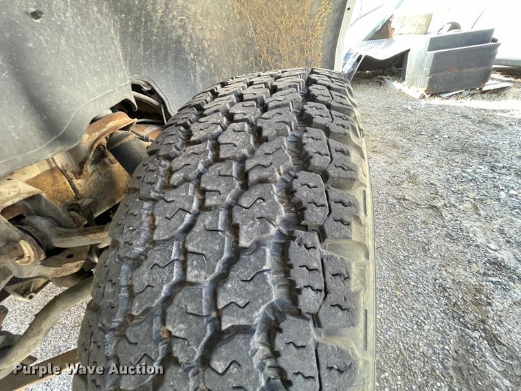 image for item II9273 2001 Chevrolet Silverado 1500  flatbed pickup truck