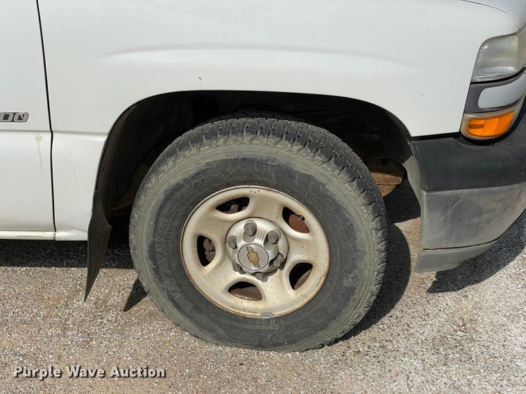 image for item II9273 2001 Chevrolet Silverado 1500  flatbed pickup truck