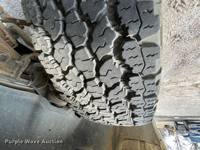 image for item II9273 2001 Chevrolet Silverado 1500  flatbed pickup truck