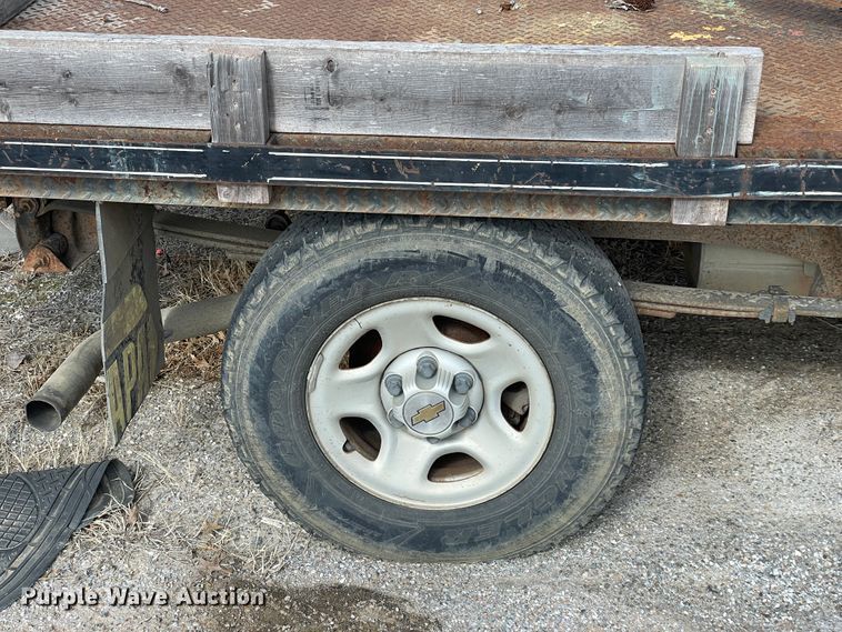 image for item II9273 2001 Chevrolet Silverado 1500  flatbed pickup truck