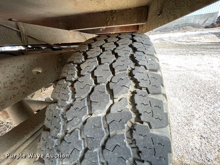 image for item II9273 2001 Chevrolet Silverado 1500  flatbed pickup truck