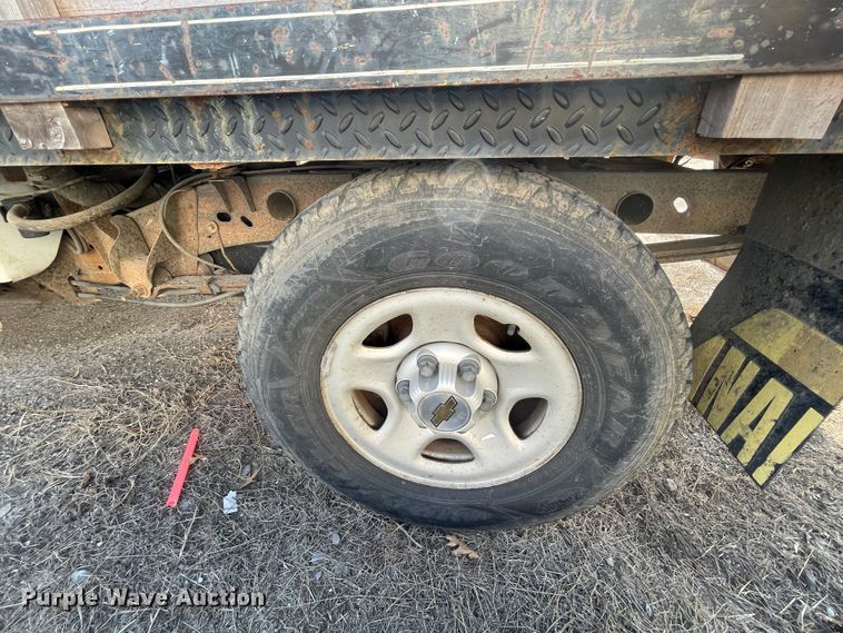 image for item II9273 2001 Chevrolet Silverado 1500  flatbed pickup truck