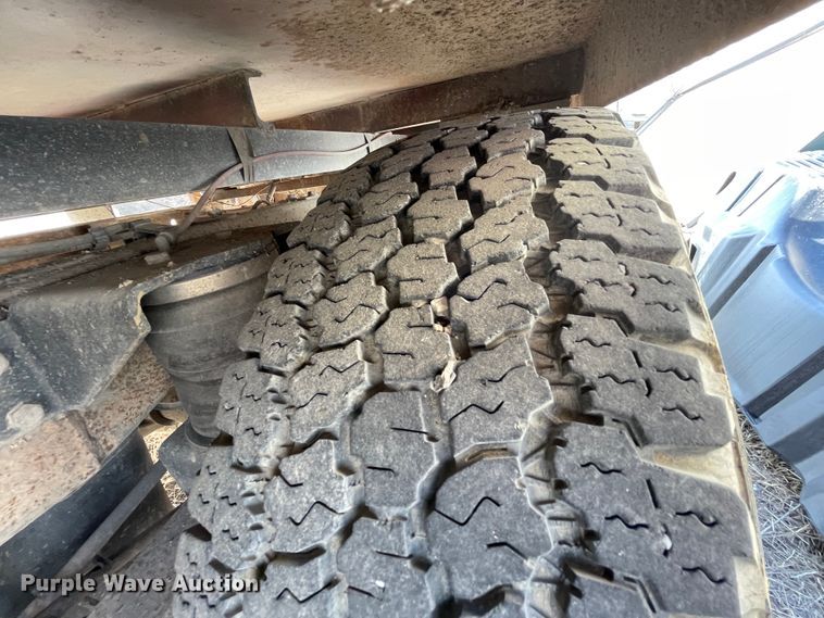 image for item II9273 2001 Chevrolet Silverado 1500  flatbed pickup truck