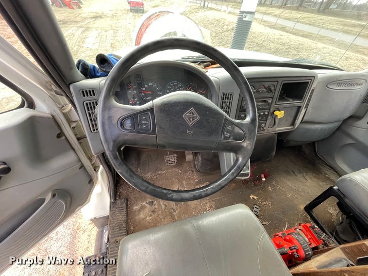 image for item II9280 2005 International 7400  sewer jetter truck