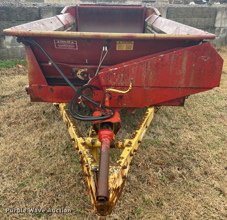 image for item II9290 New Holland 520  manure spreader