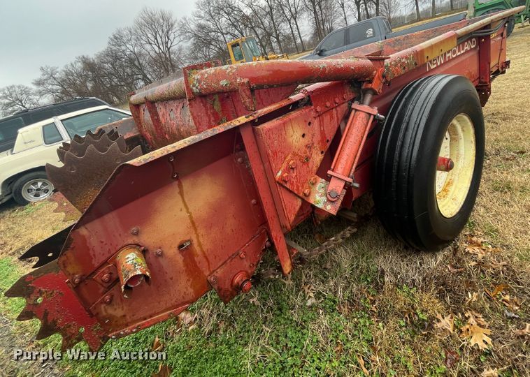 image for item II9290 New Holland 520  manure spreader