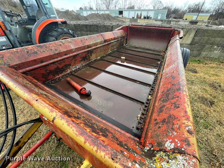 image for item II9290 New Holland 520  manure spreader