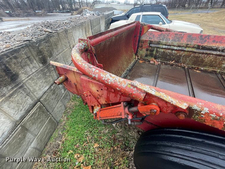 image for item II9290 New Holland 520  manure spreader