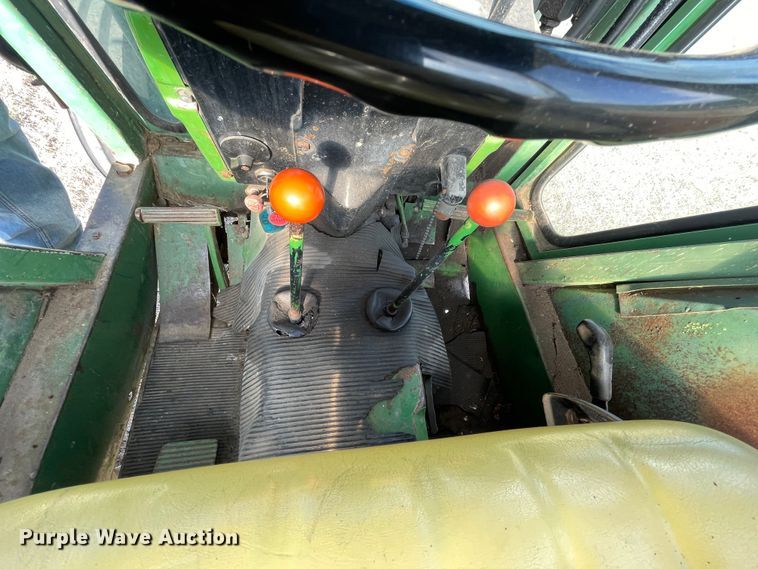 image for item II9291 John Deere 2040  tractor