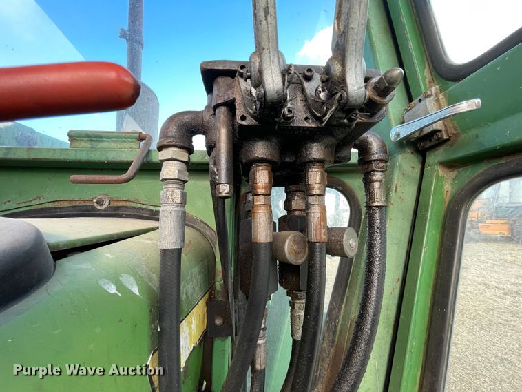 image for item II9291 John Deere 2040  tractor