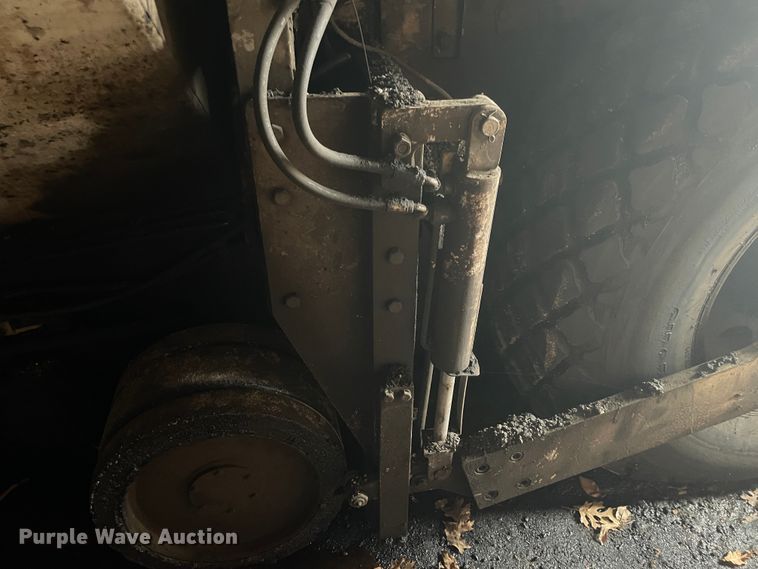 image for item II9299 Cedarapids CR351  paver