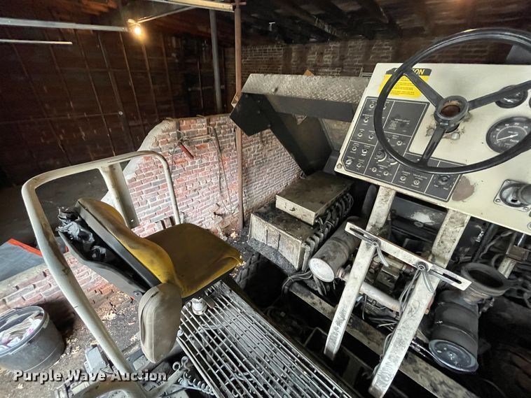 image for item II9299 Cedarapids CR351  paver