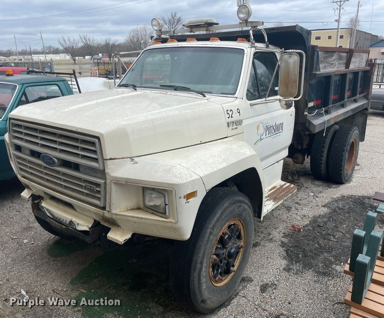 image for item II9300 1990 Ford F700  dump truck