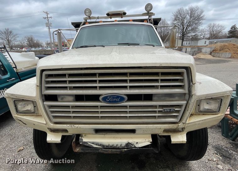 image for item II9300 1990 Ford F700  dump truck