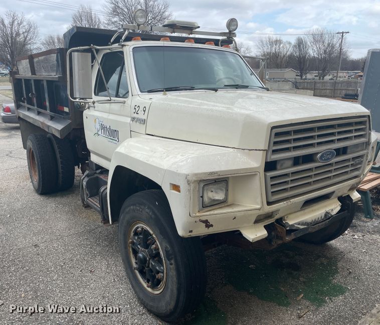 image for item II9300 1990 Ford F700  dump truck