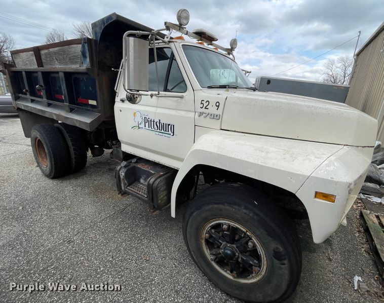 image for item II9300 1990 Ford F700  dump truck