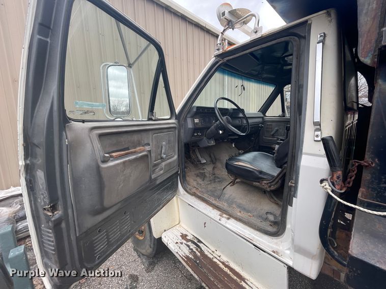 image for item II9300 1990 Ford F700  dump truck