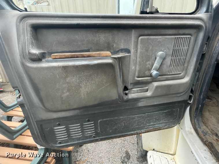 image for item II9300 1990 Ford F700  dump truck