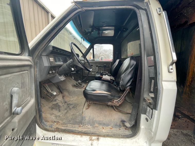 image for item II9300 1990 Ford F700  dump truck