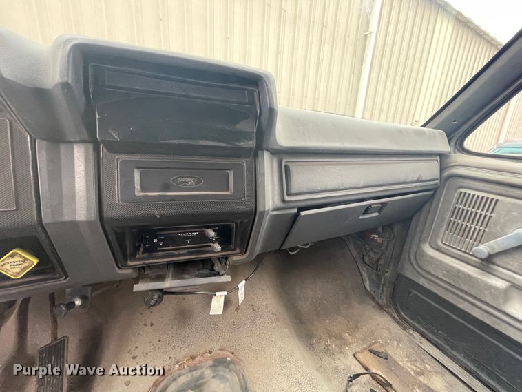 image for item II9300 1990 Ford F700  dump truck