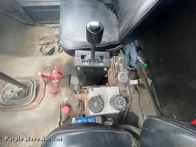 image for item II9300 1990 Ford F700  dump truck