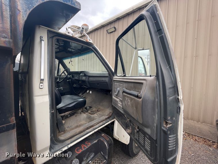 image for item II9300 1990 Ford F700  dump truck