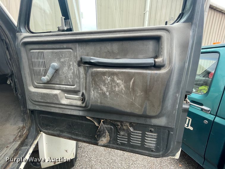 image for item II9300 1990 Ford F700  dump truck