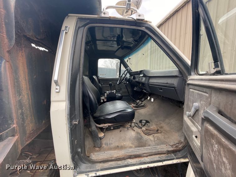 image for item II9300 1990 Ford F700  dump truck