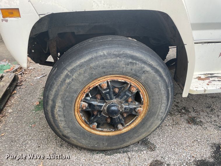 image for item II9300 1990 Ford F700  dump truck