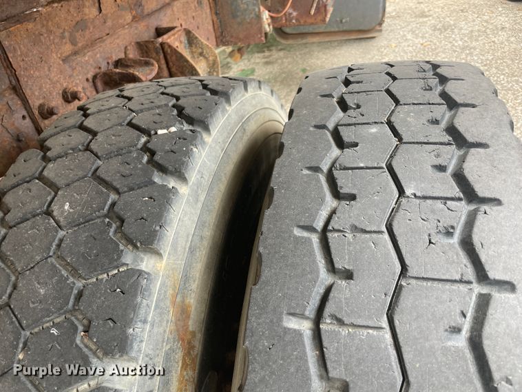 image for item II9300 1990 Ford F700  dump truck