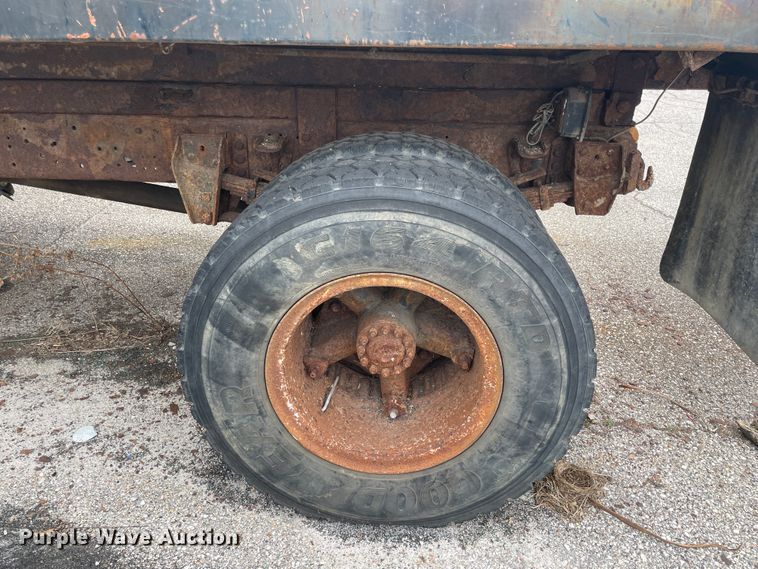 image for item II9300 1990 Ford F700  dump truck