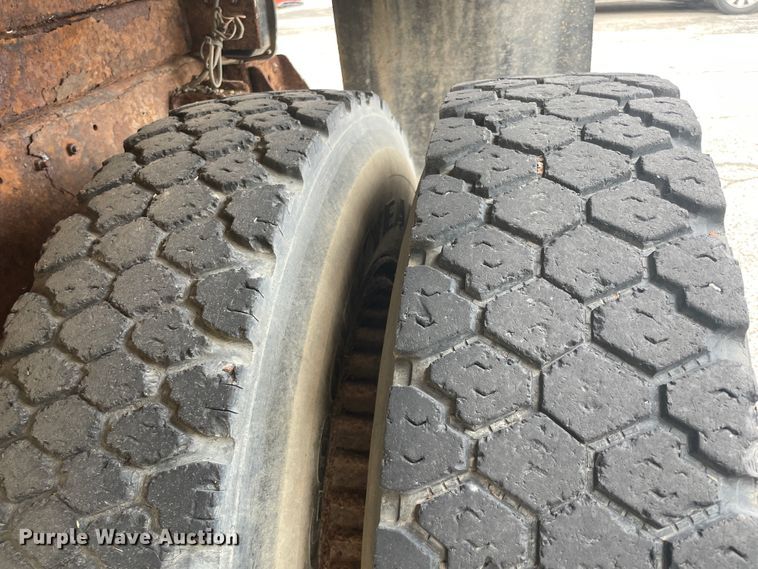 image for item II9300 1990 Ford F700  dump truck