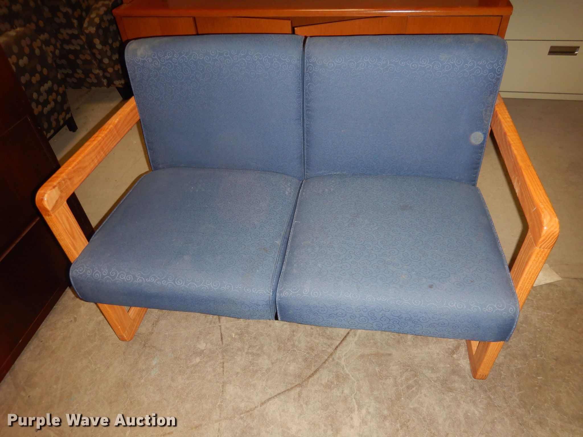 Furniture in Manhattan, KS Item HU9197 sold Purple Wave