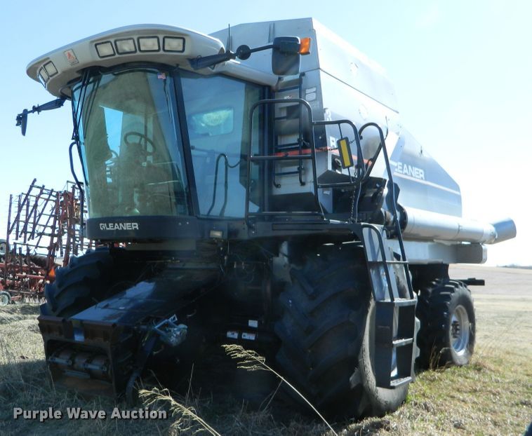 image for item DF4685 2004 Gleaner R75  RWA combine