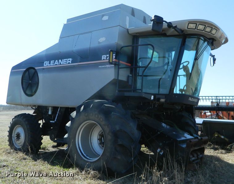 image for item DF4685 2004 Gleaner R75  RWA combine