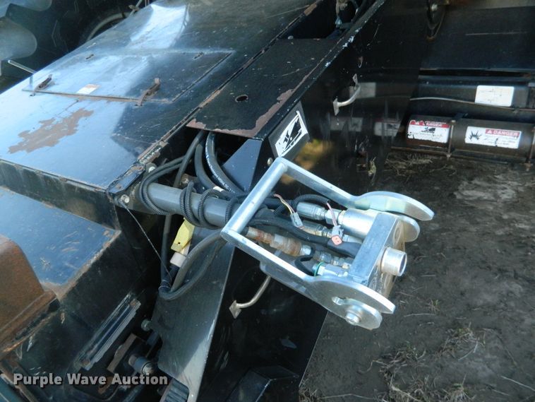 image for item DF4685 2004 Gleaner R75  RWA combine