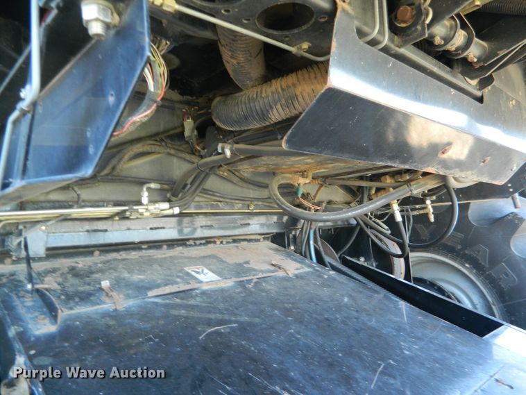 image for item DF4685 2004 Gleaner R75  RWA combine