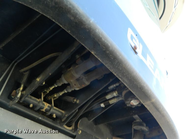 image for item DF4685 2004 Gleaner R75  RWA combine